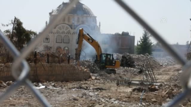 Nusaybin'de Ağır Hasarlı Yapıların Yıkımı Sürüyor