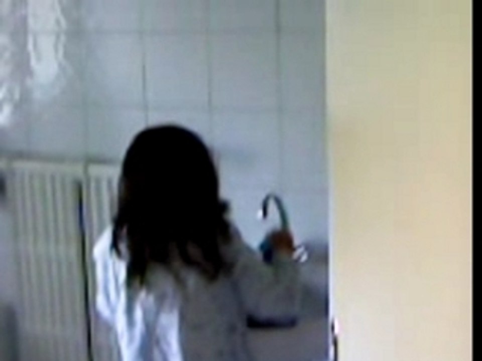 Andréa lave le lavabo et sarah fait son brush
