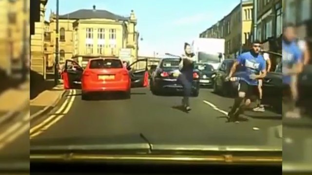 Une femme défend son mari avec une batte de baseball