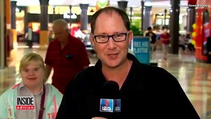 Une jeune fille atteinte de trisomie 21 vole la vedette à un journaliste
