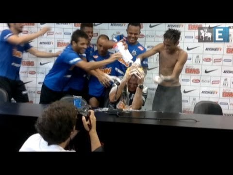 Neymar e jogadores do Santos dão trote em Muricy Ramalho