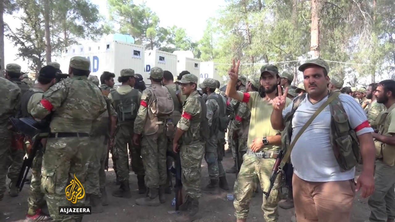 Syrian rebels and Turkish tanks 'seize' ISIL-held town