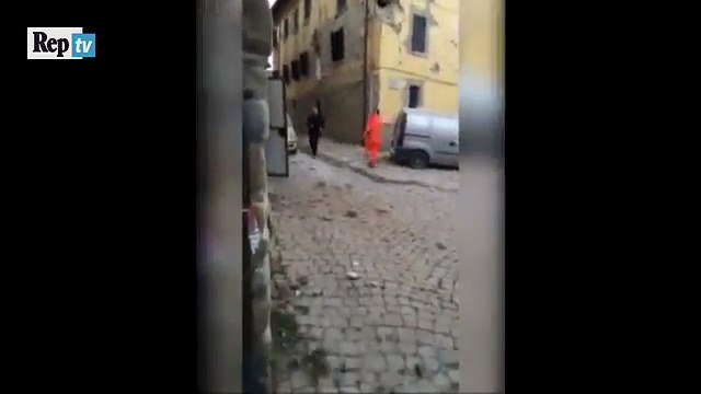 Terremoto, il testimone ad Amatrice- ''Sotto queste macerie mio figlio e i miei nipotini''