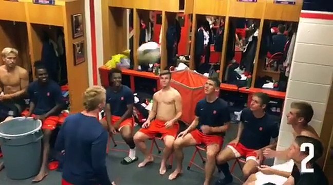 50 têtes avec un ballon de foot par une équipe dans un vestiaire