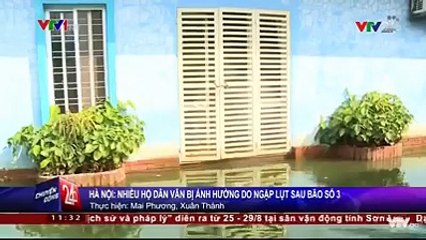 Mặc dù bão số 3 đã qua được gần 1 tuần thế nhưng hàng ngày người đàn ông ngày vẫn cặm cụi tát nước từ trong nhà ra. Nhìn những hình ảnh này bạn có nghĩ họ đang sống giữa thủ đô Hà Nội.