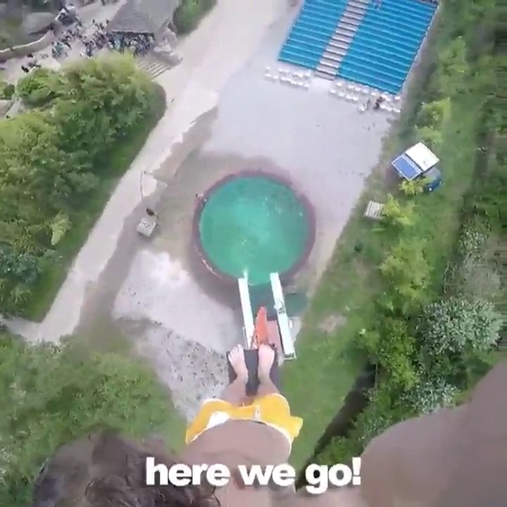 Pour lui ce sera son dernier plongeon. Débile!