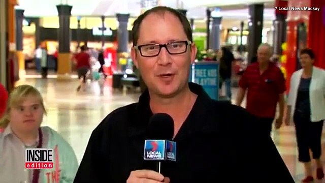 Une jeune trisomique va voler la vedette de ce journaliste. Trop mignon
