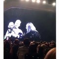 Adele embrasse un chien qui porte un T-shirt d'Adele! ahaha