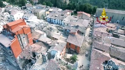 Download Video: Images choc vues de drone après le séisme à Amatrice (Italie)