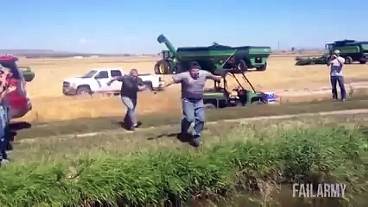 Yer çekiminin olup olmadığını test eden gençler