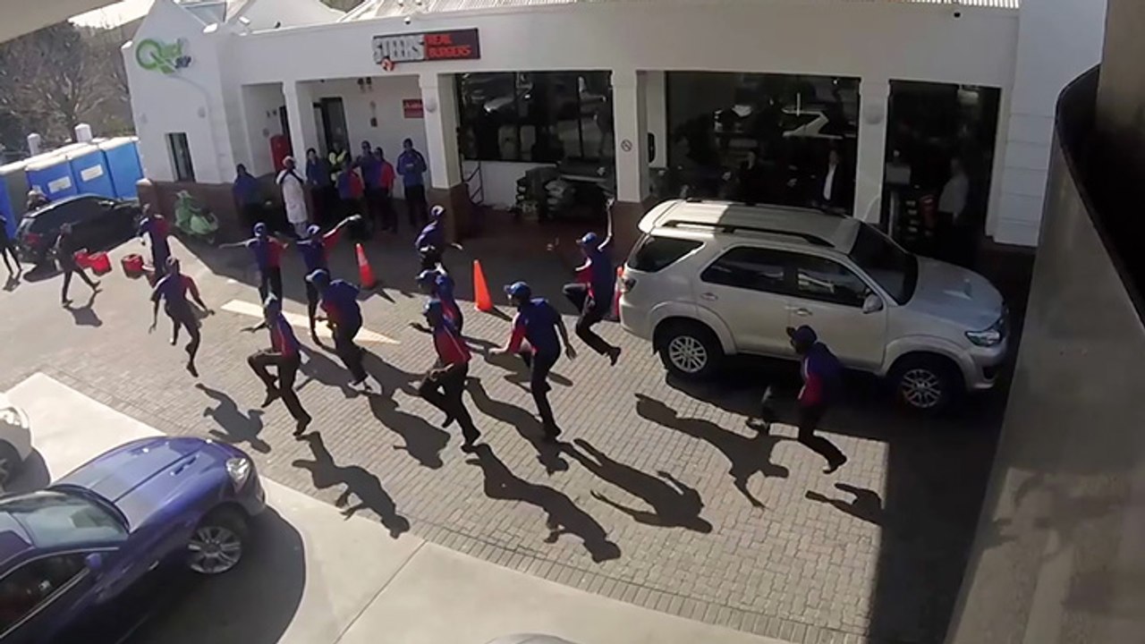 Flash mob dans une station-service