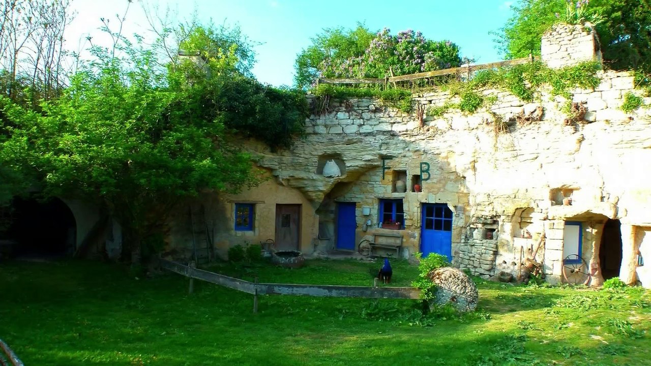 A la découverte de ces maisons troglodytiques: "Tout est naturel, c'est le premier habitat écologique qui existe, et c'est très facile d'entretien"