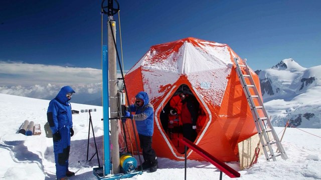 Les glaciers se réchauffent aujourd'hui, et avec eux disparaissent des pages d'histoires de notre planète, des pages qui sont enregistrées dans les couches du glacier