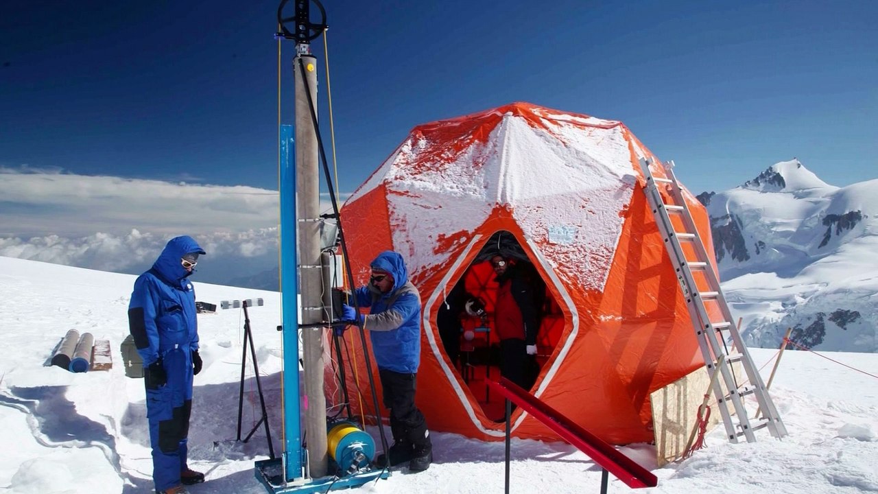 "Les glaciers se réchauffent aujourd'hui, et avec eux disparaissent des pages d'histoires de notre planète, des pages qui sont enregistrées dans les couches du glacier"