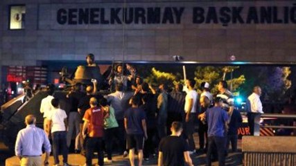 Darbeci Komutan Halka Silah Doğrultmayan Askeri Vurmuş