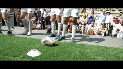 Bath dévoile son maillot de façon originale