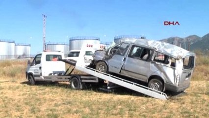 Bitlis Tekstil İşçilerini Taşıyan Minibüs Şarampole Devrildi 16 Yaralı