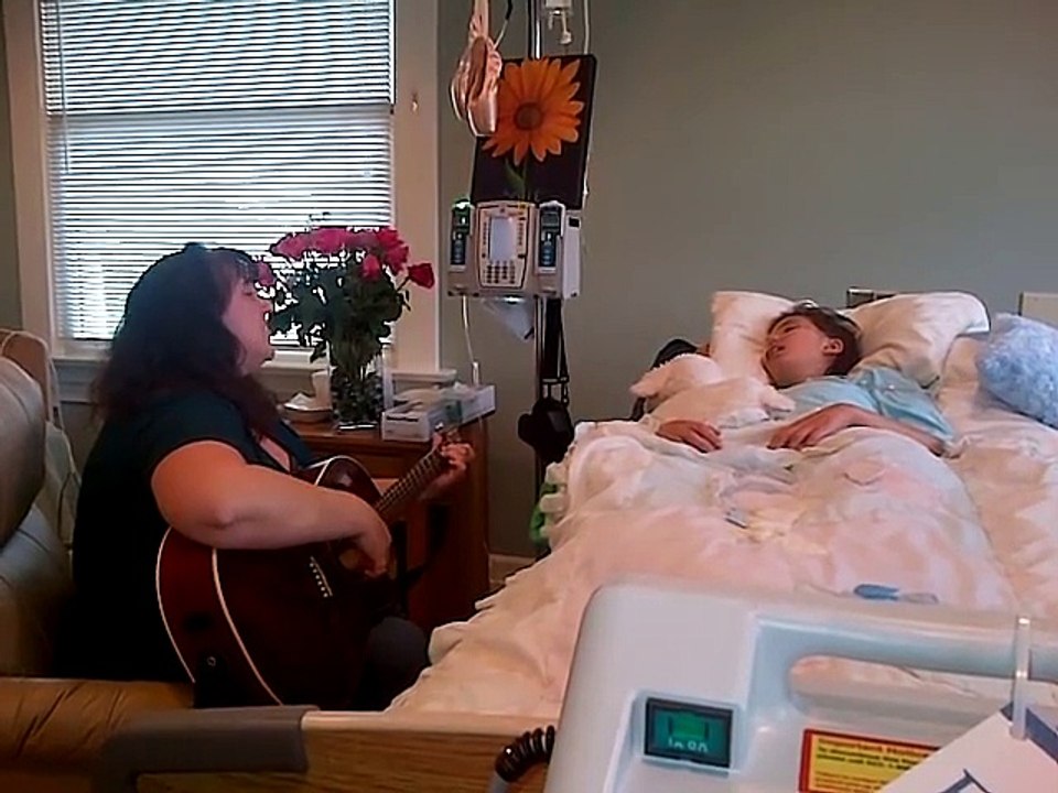 Cette maman joue une dernière fois de la guitare pour sa fille mourante..; Tellement émouvant