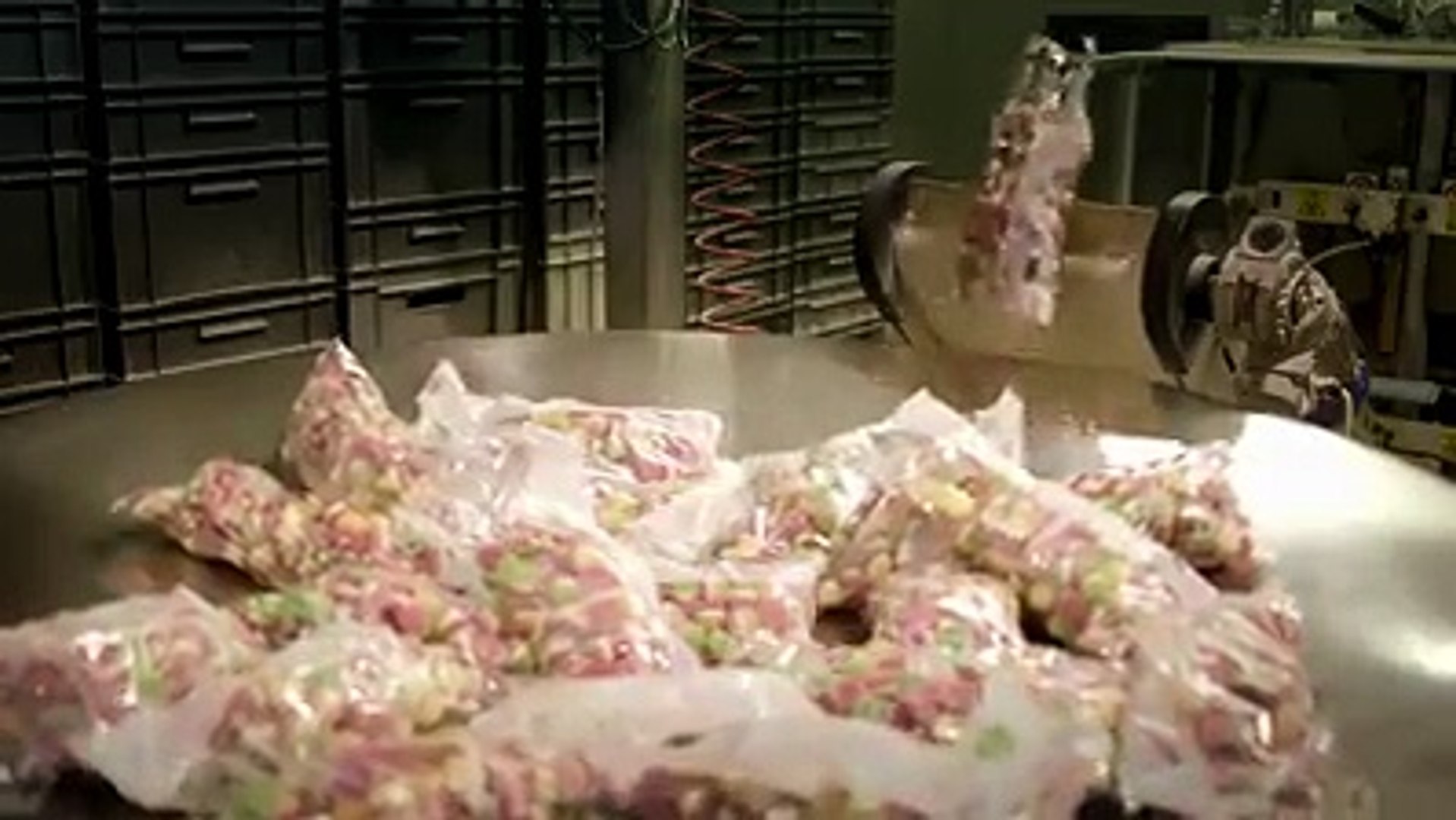 Comment sont fabriqués les bonbons composés de gélatine ? Voici une vidéo  qui ne vous mettra pas en appétit ! - Vidéo Dailymotion