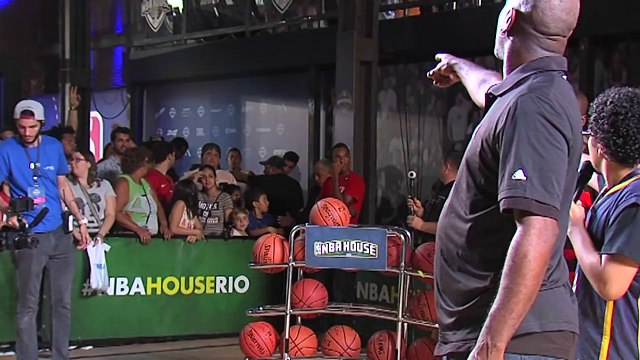 Choisi au hasard dans le public il met des dunks de fous devant des stars de la NBA !