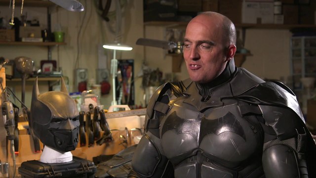 Déguisement de Batman avec 23 gadgets qui fonctionnent ! Meilleur Cosplay !