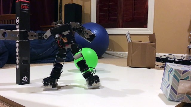 Démo d'un robot de combat contre un paquet de mouchoirs LOL