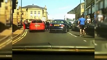 Elle défend son mari en train de se battre et ne fait pas les choses à moitié