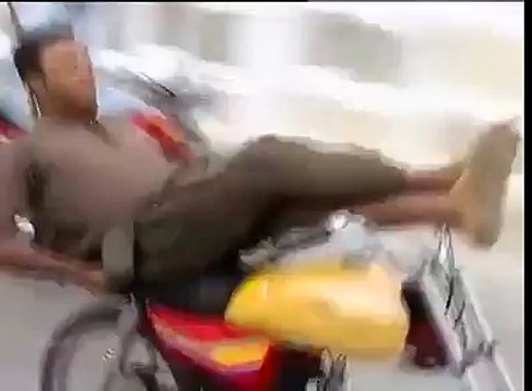 amaizing and funny one weeling video in pakistan,