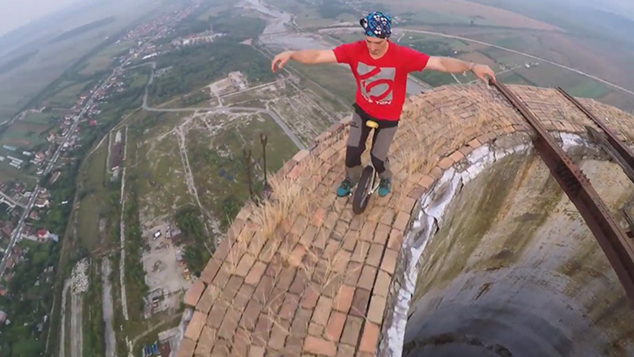 Deux amis font du monocycle sur une cheminée