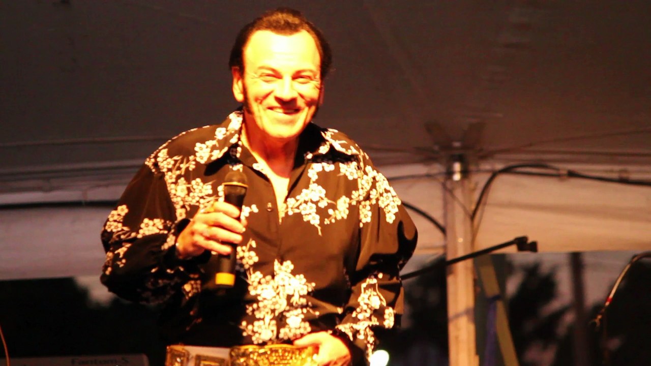 Kim Kredel sings 'Blue Suede Shoes' Elvis Week 2016