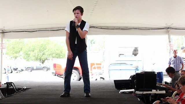 Lain Crew sings 'Blue Suede Shoes' Elvis week 2016