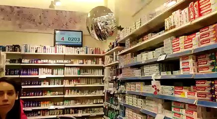 Un chat défonce les étalages d'un supermarché !