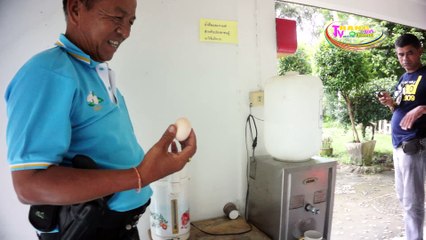 สุดฮา ตร.นั่งรอไก่ออกไข่บนโต๊ะ ใน สภ.หนองตรุด 01