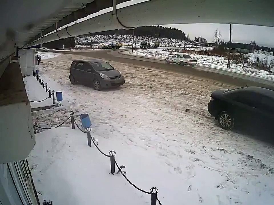 Wheel Flies off Big Rig