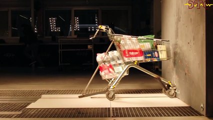 Vê o que acontece com um carrinho de supermercado a 118 kmh!