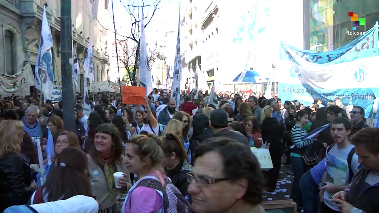 Argentine Teachers Stage Mass Protest