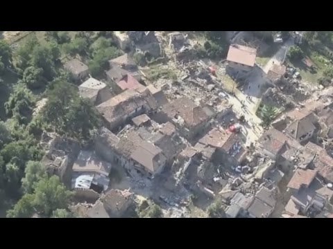 Amatrice (RI) - Terremoto, la città devastata vista dall'alto (25.08.16)
