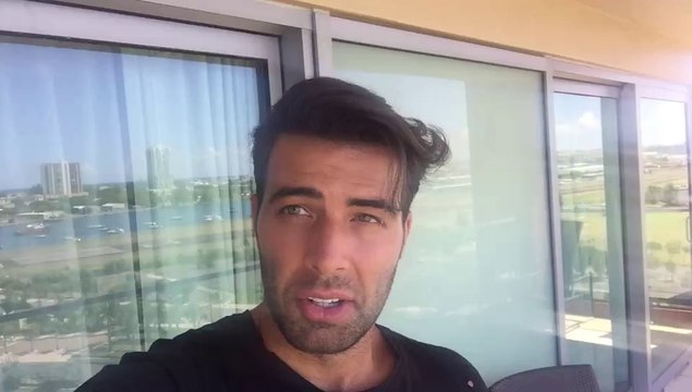 Jencarlos Canela Hola HipLatinas