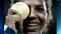 Medalha de ouro na Olimpíada, Rafaela Silva visita ONG que mudou sua vida