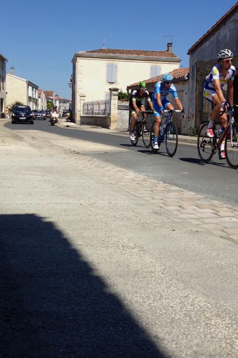 Tour du Poitou de passage à la ronde