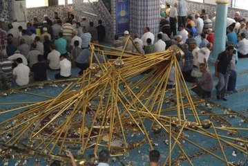 Cami Cemaatinin Üzerine Avize Düştü: 11 Yaralı