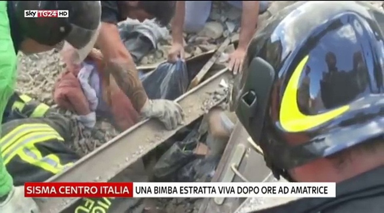 Un enfant retrouvé 17h après le séisme dans les décombres en Italie