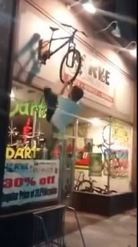 Bourré il tente de monter sur un vélo suspendu.. FAIL