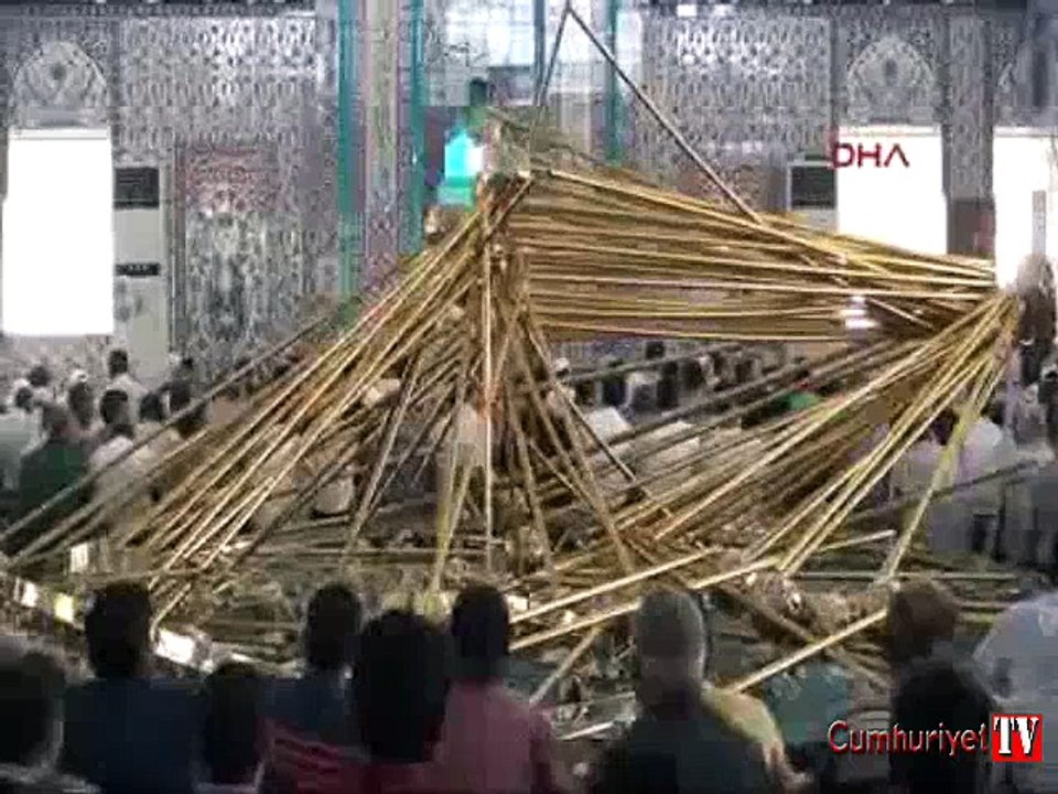 Cami cemaatinin üzerine avize düştü: 11 yaralı