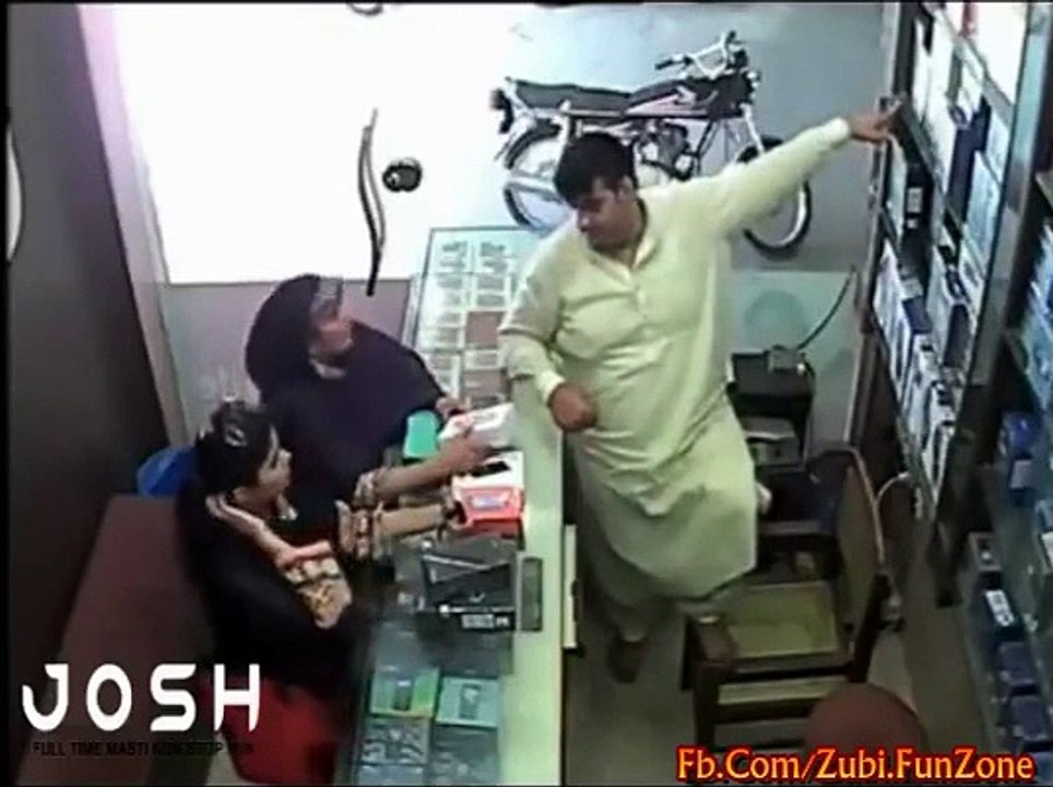 جس نے یہ ویڈیو نہ دیکھی وہ خود ہی پشتاۓ گا ویڈیو دیکھیں Daughter and mother Robbery in mobile shop Amazing Video