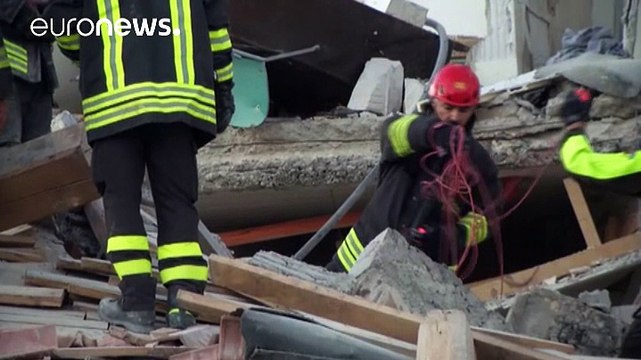 Vigili del fuoco e volontari, corsa contro il tempo per recuperare i superstiti