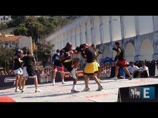 Anderson Silva faz exibição em frente aos Arcos da Lapa no Rio