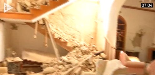 Des rescapés découvrent les dégâts du séisme dans leurs maisons