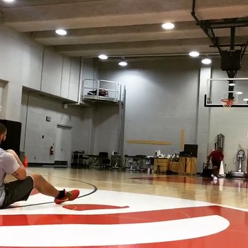 Drake marque lui aussi du milieu du terrain assis par terre