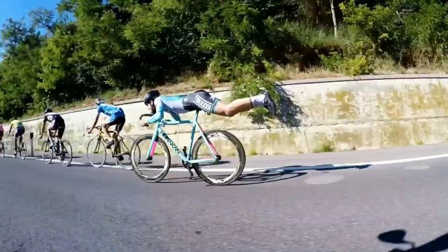 Allongé sur son vélo pour descendre en course en mode superman ! Mieux que Froome !